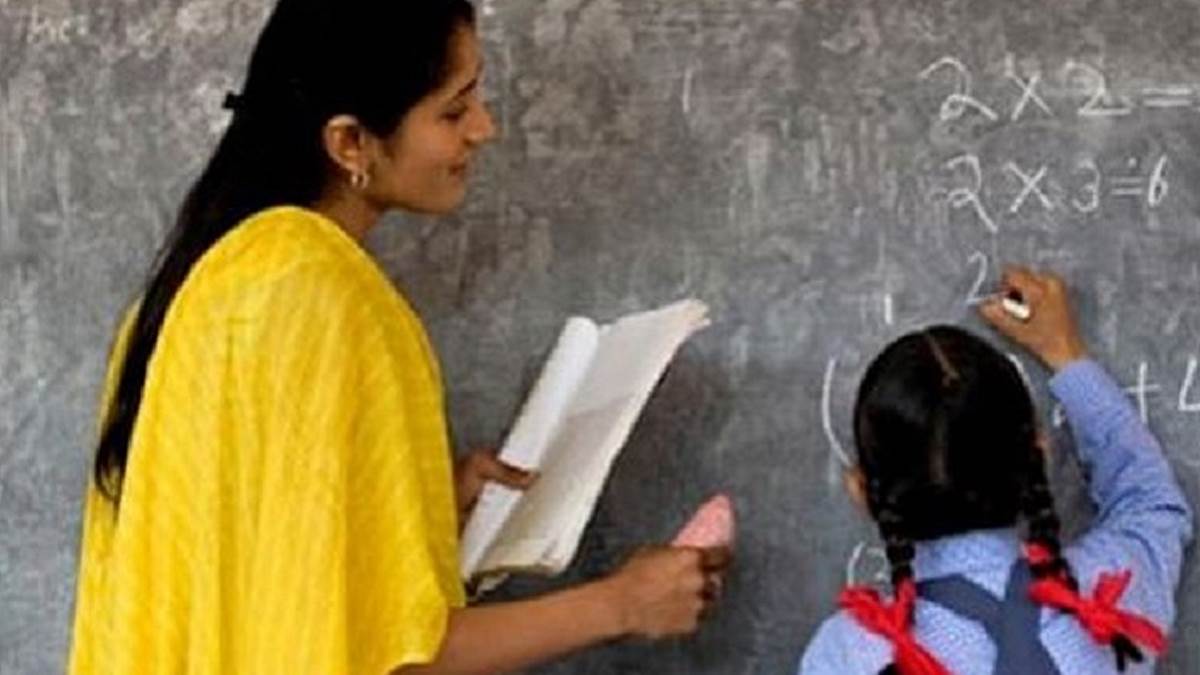 https://www.jagranimages.com/images/newimg/28082025/28_08_2025-teacher_24028233.jpg