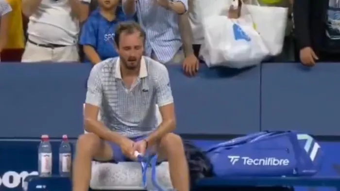 US Open 2025: Daniil Medvedev ने गुस्‍से में कोर्ट पर कर दी ऐसी हरकत, रेफरी ने ठोक दिया लाखों रुपये का जुर्माना - US Open 2025 Daniil Medvedev fined 37 lakh rupees after first round loss