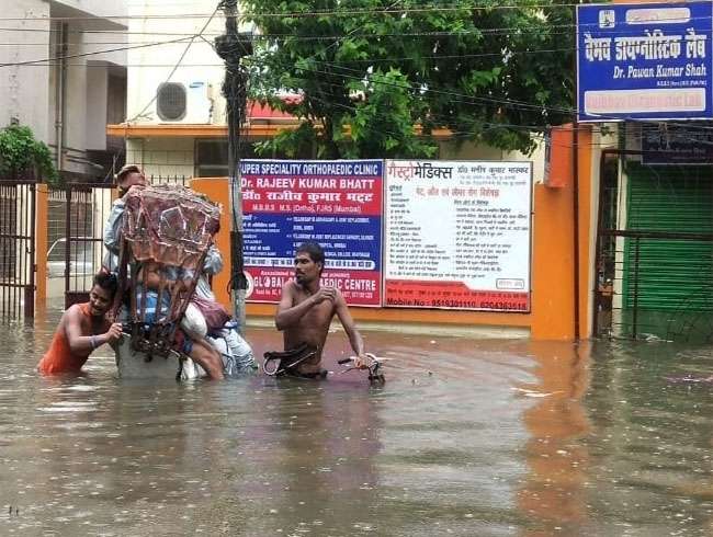 बिहार में बारिश का कहर जारी: रूकी ट्रेनों की रफ्तार, पटना में सड़कों पर चल रही नाव