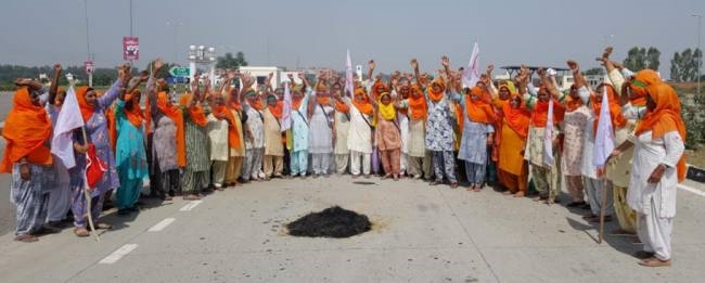 Women Also Participate in Farmers Agaitation