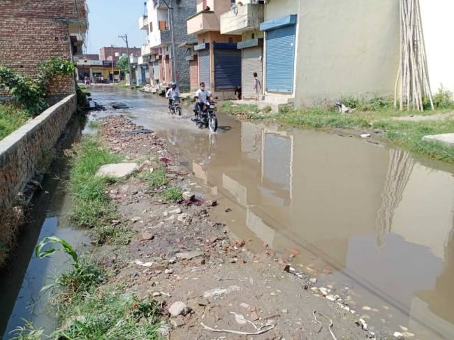 ग्रामीण विधायक इधर भी ध्यान दें, नाला ओवरफ्लो, सड़क बदहाल