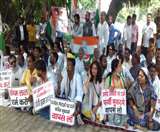 प्रतापगढ़ में कांग्रेस-भाजपा के विवाद का शोर प्रयागराज तक पहुंच गया है। प्रयागराज में कांग्रेसजनों ने धरना दिया।