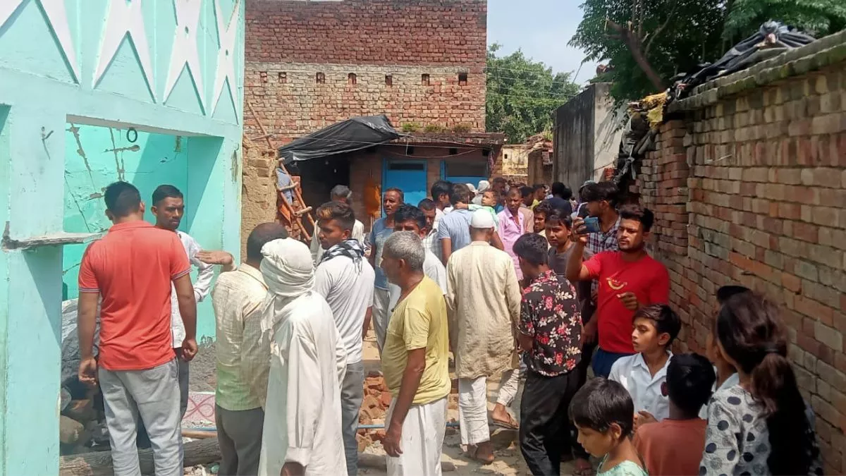 Bijnor News: बिजनौर में पुराने मकान की छत तोड़ते समय गिरा लेंटर, दो कामगारों की मौत