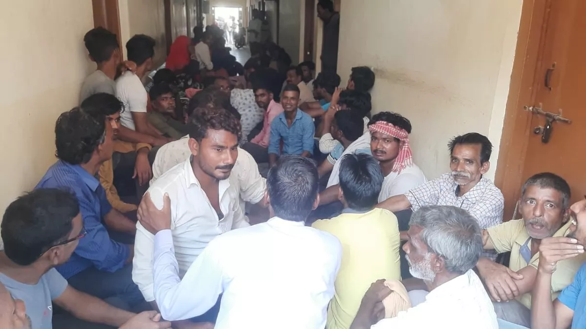 Badaun News: बदायूं में पुलिस की पिटाई से आक्रोशित हुए ठेले वाले, घेरी कोतवाली जताया विरोध