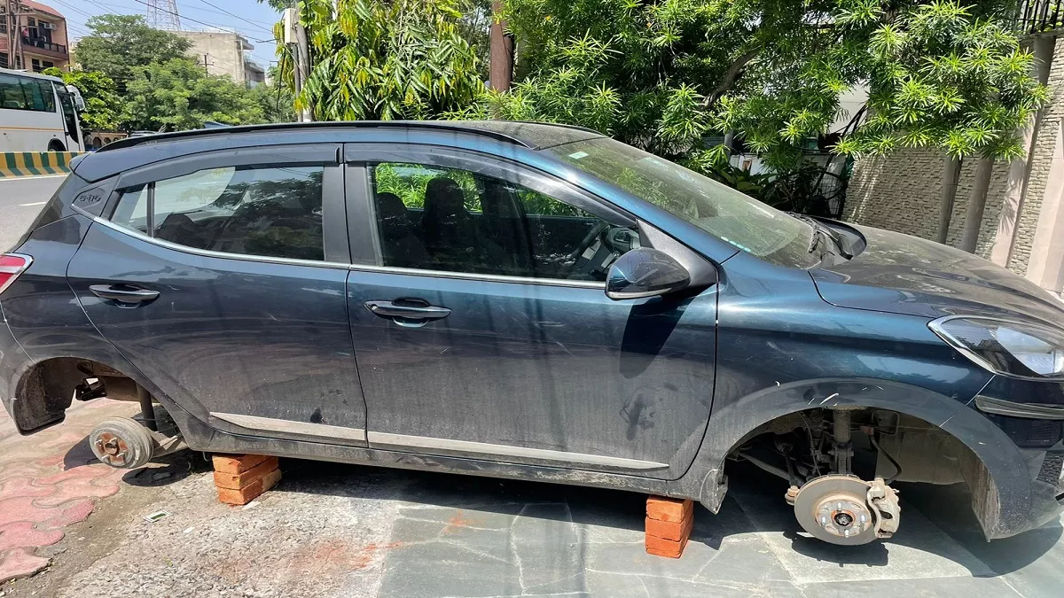 नोएडा में चोरों के हौसले बुलंद, कार ईंटों पर खड़ी कर चारों टायर खोल ले गए