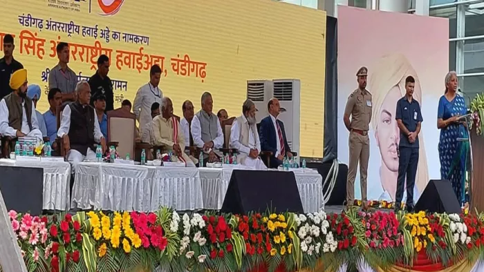 एयरपोर्ट के नामकरण कार्यक्रम में संबोधित करतीं वित्त मंत्री निर्मला सीतारमण।