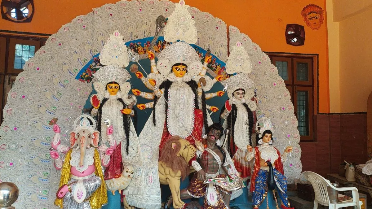 Durga Puja 2022: मेरठ में बनारसी साड़ी और बंगाल के श्रृंगार में मां दुर्गा का रूप, इस बार हैं खास तैयारियां
