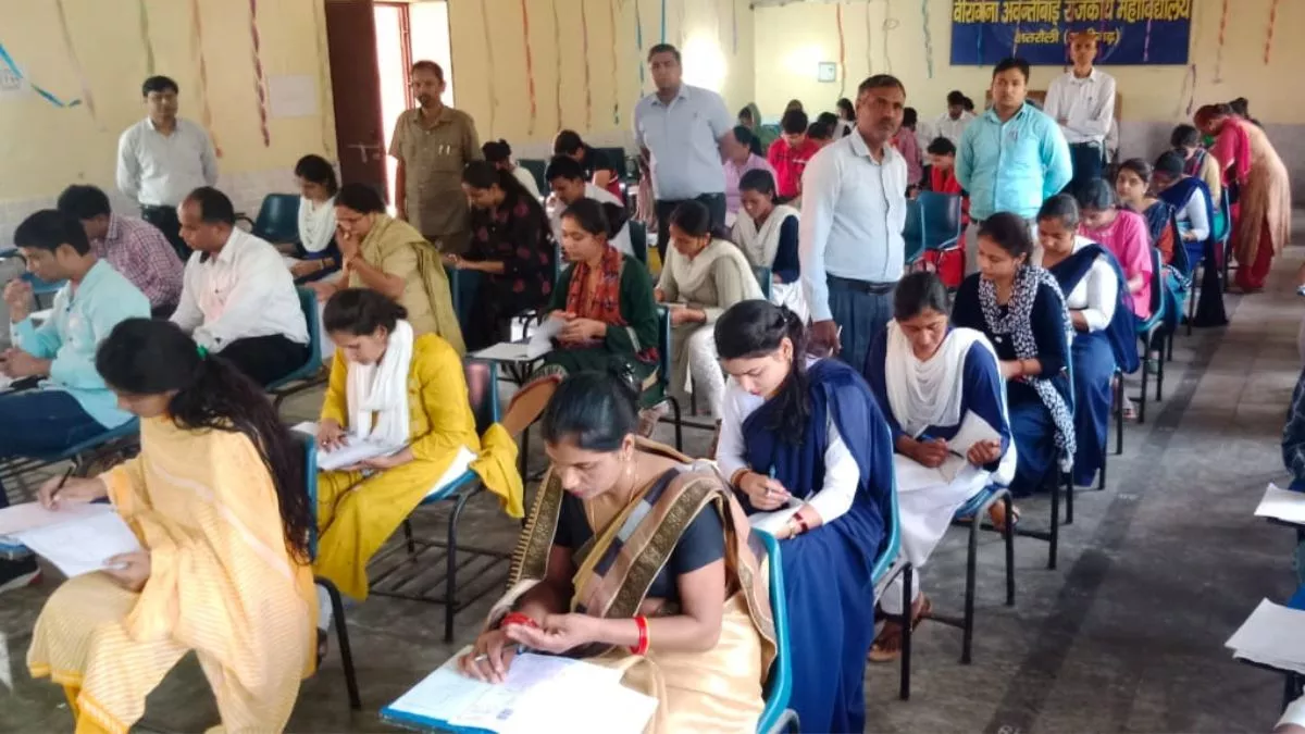 Aligarh news : बीएड की परीक्षा में हिंदी के छात्रों को बांट दिया अंग्रेजी का पेपर, परीक्षा निरस्त