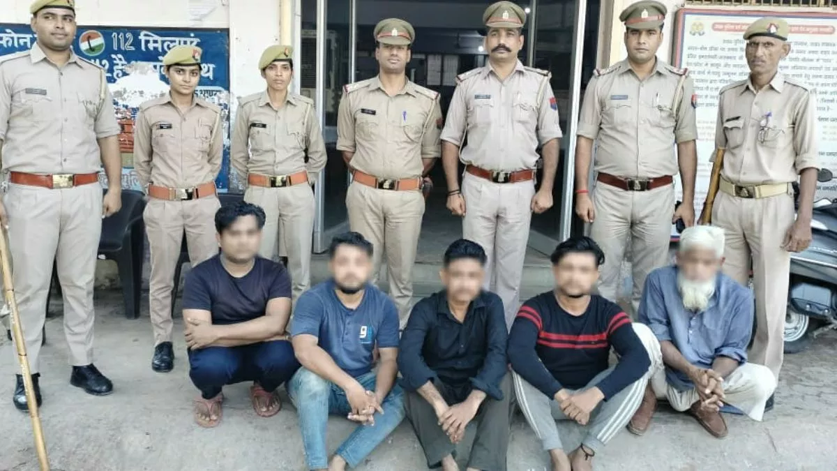 Agra Crime News: पुलिस से मारपीट करने के मामले में पांच लोगाें को जेल भेजा गया है।