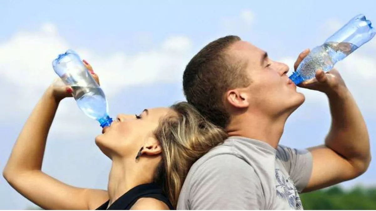 Plastic Bottles : प्लास्टिक की बोतल से पीते हैं पानी तो जान लें ये जरूरी बात, सेहत को हो सकते हैं नुकसान