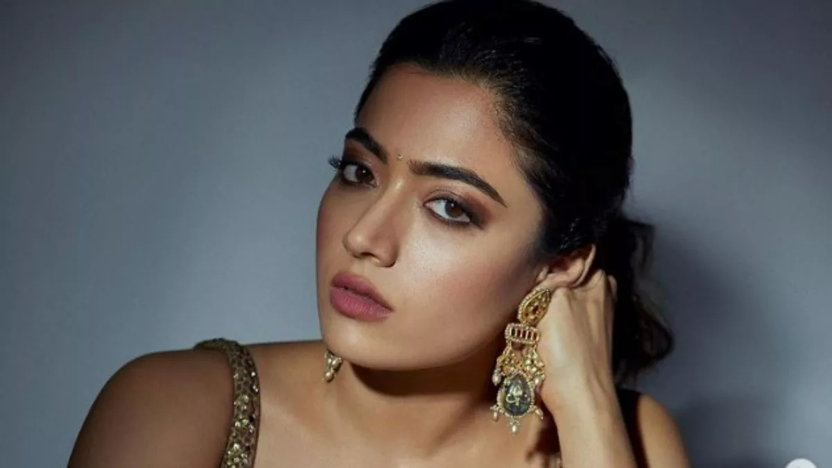 Rashmika Mandanna Photos: सोशल मीडिया पर आग लगा रही रश्मिका की तस्वीरें, डीपनेक ब्लाउज में दिखीं सुपरहॉट