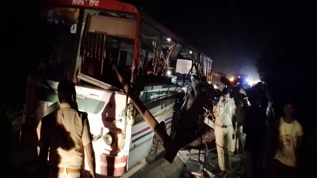 Accident on Highway:  हाथरस में रोडवेज बस की ट्रैक्टर से भिड़ंत, परिचालक की मौत, सात घायल