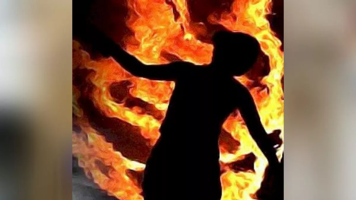 Sitapur News: बेटे ने डीजल डालकर मां को लगा दी आग, वारदात में पत्नी, ससुर और साढू भी शाम‍िल