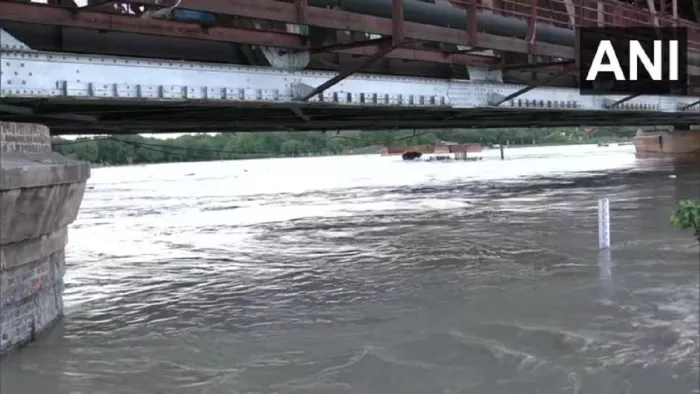 Delhi Flood Alert: दिल्ली में यमुना नदी का जलस्तर खतरे के निशान से ऊपर, निचले इलाकों में बाढ़ का खतरा