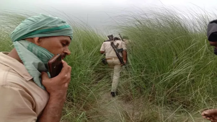 गैंगवार के फरार आरोपित कुख्यात मोहना ठाकुर की ड्रोन से ली जाएगी टोह