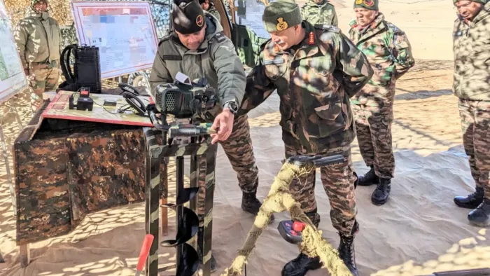 सेना व वायुसेना के अधिकारियों ने लद्दाख में आर्मी कमांडर के साथ की चर्चा