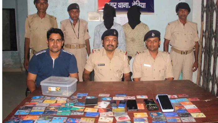 पश्चिम चंपारण में ठगी करने वाले गिरोह का भंडाफोड़, मुजफ्फरपुर के दो बदमाश गिरफ्तार