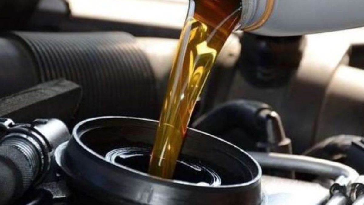 https://www.jagranimages.com/images/newimg/28092023/28_09_2023-bike_engine_oil_23542174.jpg