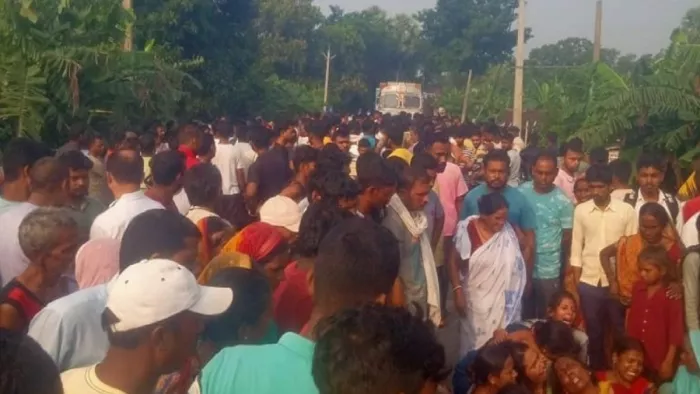 रहीमपुर में घटनास्थल पर जुटी लोगों की भीड़
