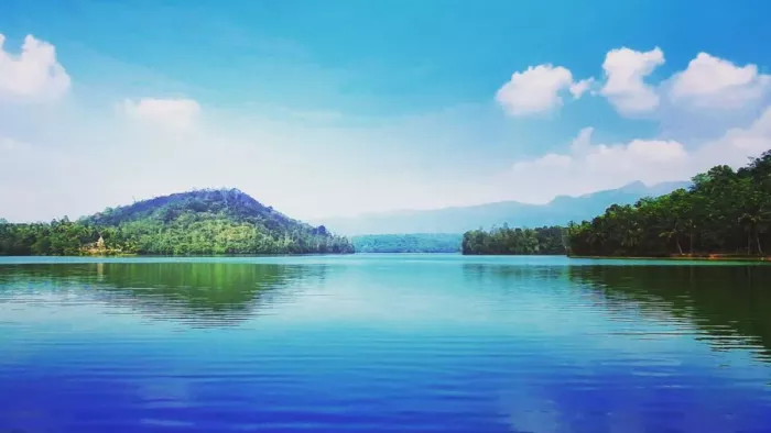 Tourist Places in Kerala: केरल जाएं घूमने, तो इन जगहों को देखना न भूलें