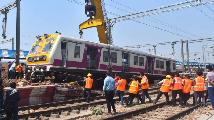 जंक्शन रेलवे स्टेशन के प्लेटफार्म पर क्षतिग्रस्त शकूरबसती मथुरा ईएमयू काे क्रेन की सहायता से प्लेटफार्म से हटाते रेलवेकर्मी।