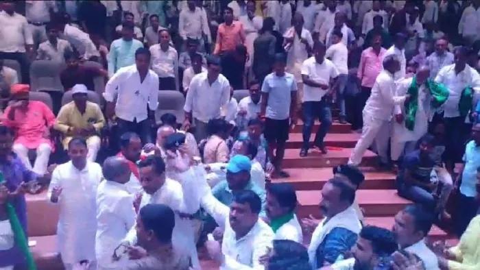 Bihar News: मोतिहारी में राजद के सम्मेलन में जमकर मारपीट, दो नेताओं के समर्थक आपस में भिड़े