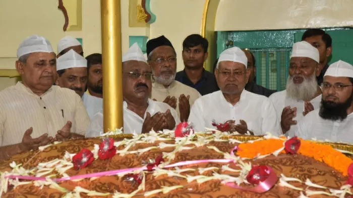 CM नीतीश ने फुलवारी शरीफ में मजार पर की चादरपोशी, बिहार में अमन-चैन और तरक्की के लिए मांगी दुआ