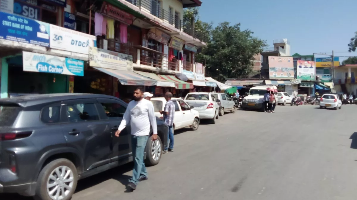 सुजानपुर- 12 हजार की आबादी के बाद भी पार्किंग सुविधा का अभाव, आए दिन समस्या से रूबरू होते लोग
