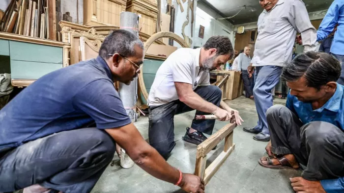 राहुल गांधी ने कारीगरों के साथ मिलकर 4 घंटे में बनाई की मेज