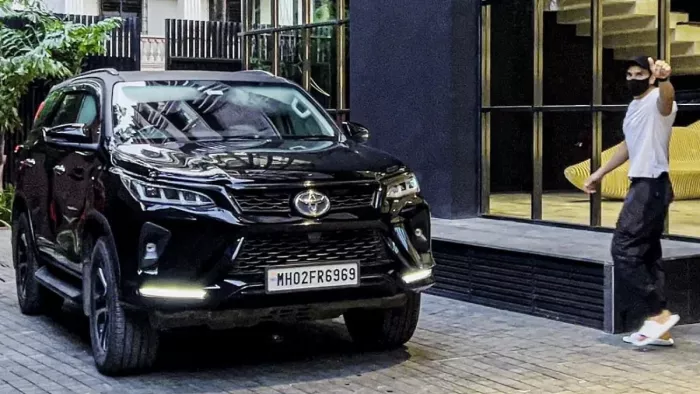 बॉलीवुड एक्टर Ranveer Singh ने Toyota Fortuner Legender खरीदी है।