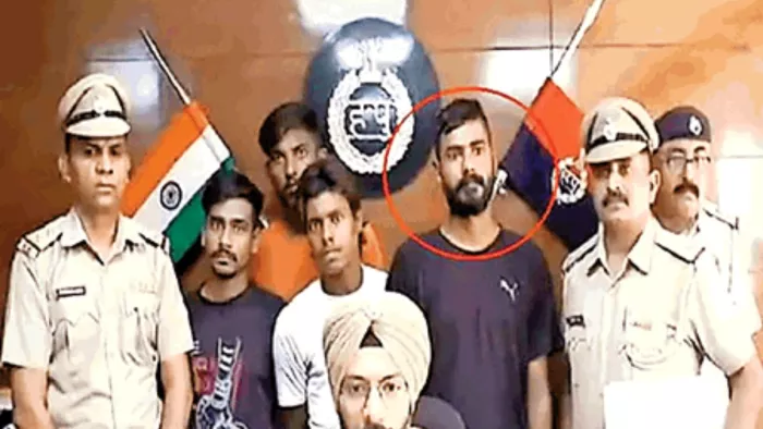 पंजाब पुलिस की गिरफ्त में शशांक (लाल घेरे में)। सौ. इंटरनेट मीडिया
