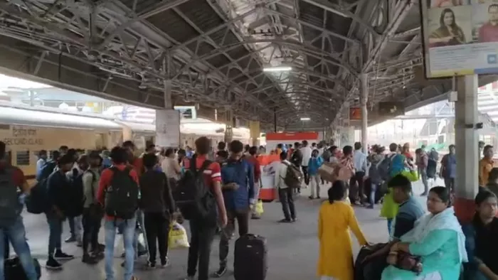 Train News: लखनऊ स्टेशन पर लगी भीड़