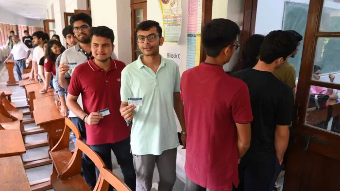 दिल्ली विश्वविद्वालय के छात्र संघ चुनाव में रामजस कॉलेज के परिसर में मतदान करने के लिए कतार में खड़े छात्र।