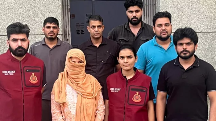 Delhi Crime News: क्राइम ब्रांच की टीम की गिरफ्त में आराेपित महिला। फोटो जागरण