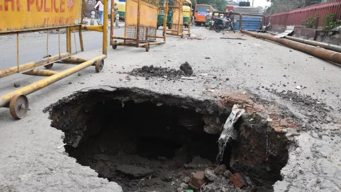 अधिकारियों की लापरवाही से दिल्ली में सड़कों का हुआ बुरा हाल। फाइल फोटो