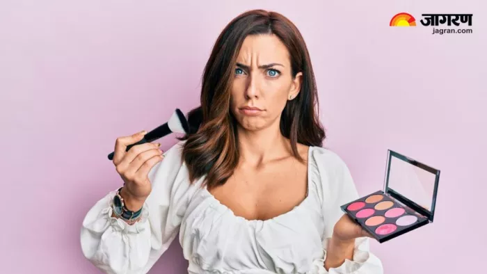 Makeup Mistakes: मेकअप करते समय भूलकर भी न करें ये 4 गलतियां (Image Source: Freepik)