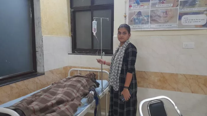 भदोही: औराई ट्रामा सेंटर में भर्ती मजदूर मनोज का चल रहा इलाज। जागरण