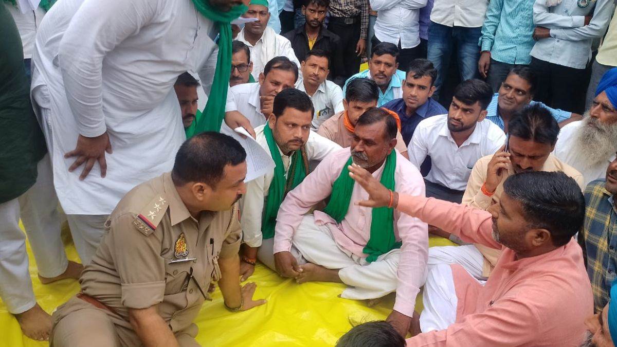 up police inspector misbehaves with farmer in shahjahanpur bku workers protest at police station