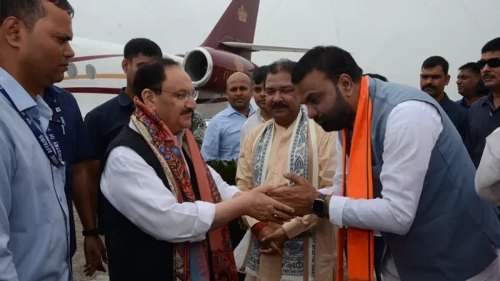जेपी नड्डा का स्वागत करते बिहार के डिप्टी सीएम सम्राट चौधरी (जागरण)