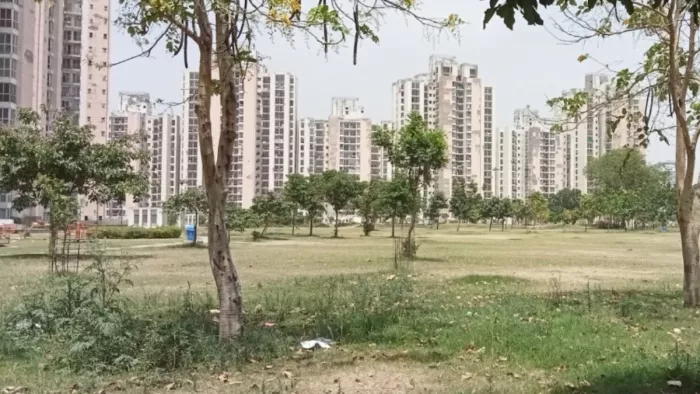ग्रेटर नोएडा की JP सोसाइटी में बिल्डर ने किया था अवैध कब्जा।