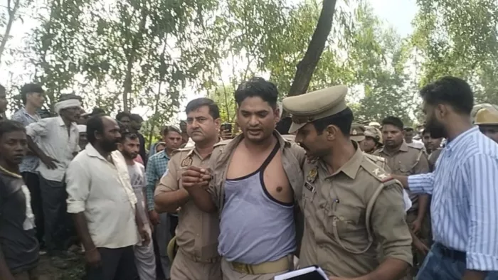 सिपाही को ले जाते पुलिस कर्मी। जागरण