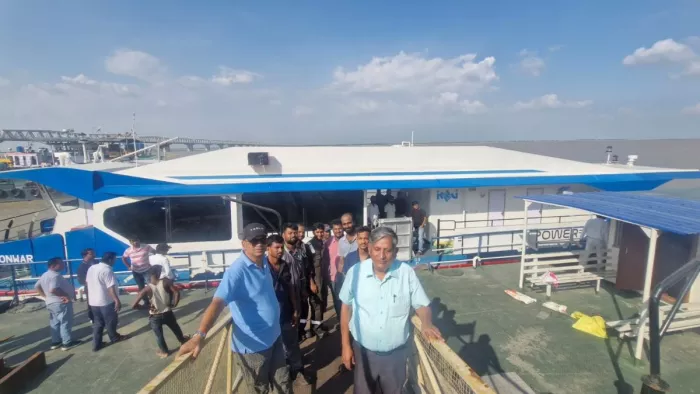 दुर्गा पूजा में ड्रोन से की जाएगी निगरानी, पुलिस ने निकाला फ्लैग मार्च। फोटो जागरण