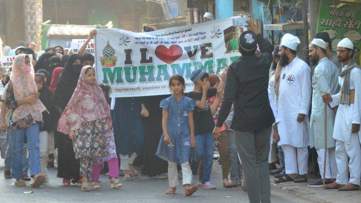 https://www.jagranimages.com/images/newimg/28092025/28_09_2025-agra_julus_24063027.jpg