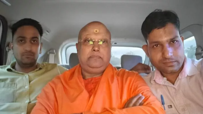 सोशल मीडिया पर गिरफ्तारी की तस्वीर। सोर्स सोशल मीडिया।