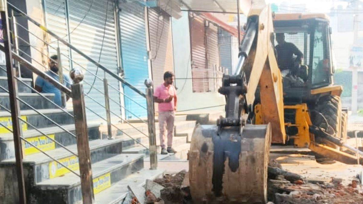 https://www.jagranimages.com/images/newimg/28092025/28_09_2025-bulldozers_run_in_up_24062972.jpg