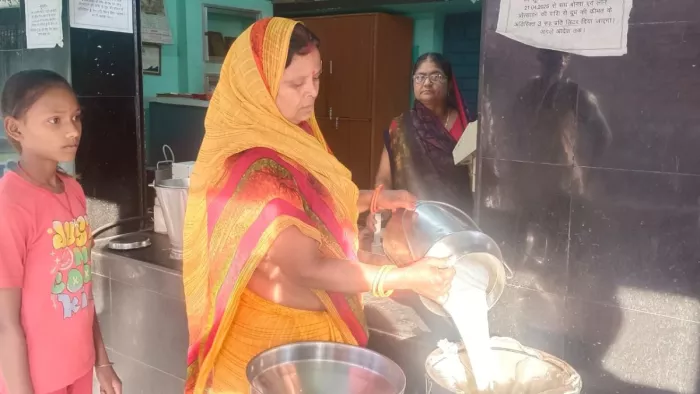 मधुरापुर महिला दुग्ध सेंटर में प्रतिदिन 1600लीटर दुग्ध संग्रहित होते है।