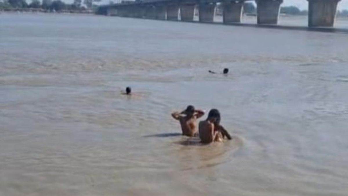 https://www.jagranimages.com/images/newimg/28092025/28_09_2025-ganga_me_6_log_bahe_24063299.jpg