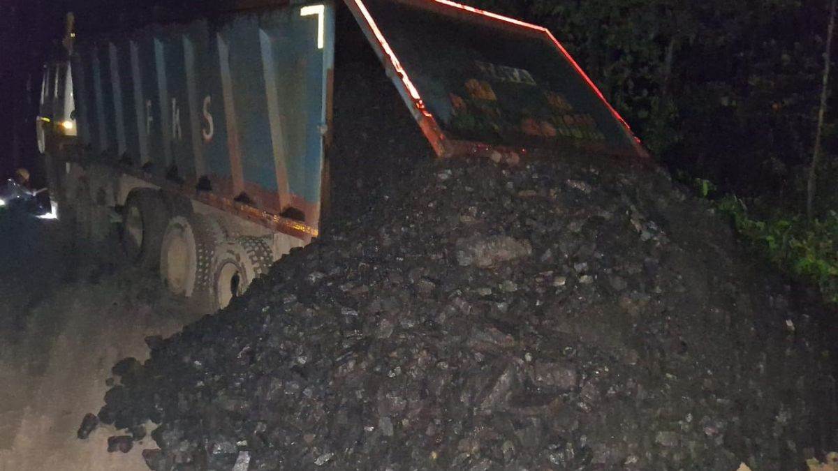 coal mafia attacks ccl security workers injured in ramgarh