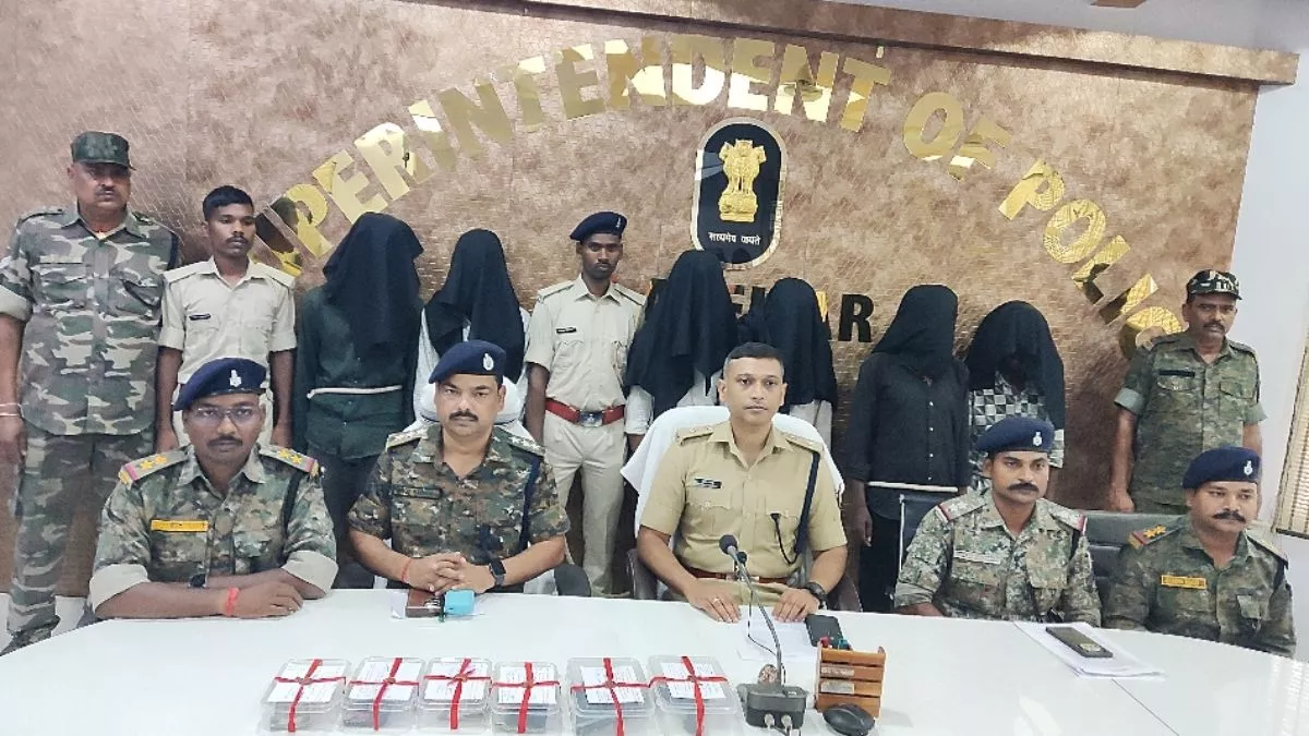 मजदूरों पर फायरिंग कर लूटपाट करने वाले छह अपराधी गिरफ्तार, हथियार और लेवी के पैसे भी बरामद