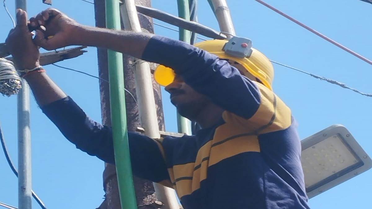 https://www.jagranimages.com/images/newimg/28092025/28_09_2025-lineman_24063601.jpg